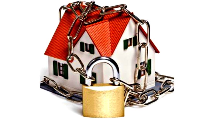 Degelijk beveiligde achterdeur van een woning in Heerhugowaard Degelijk beveiligde achterdeur van een woning in Heerhugowaard
